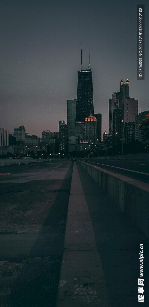 黄昏下的城市空旷道路