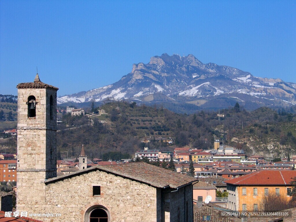 小镇风光与远处雪山美景