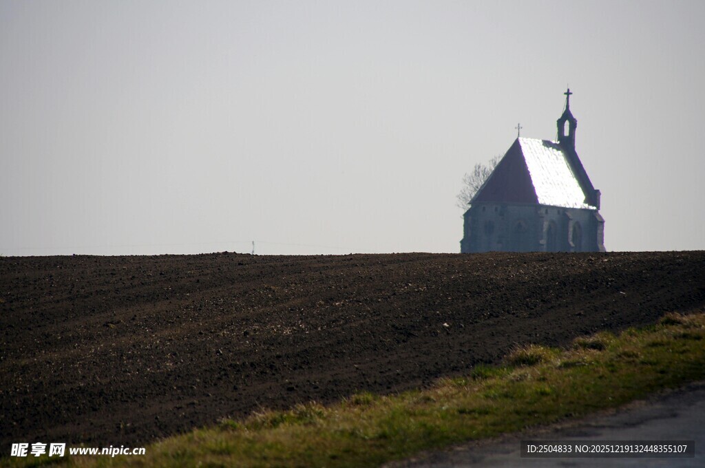 旷野中的孤独小屋