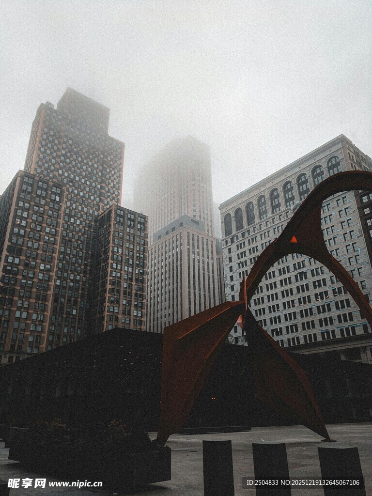 雾中城市建筑与独特雕塑