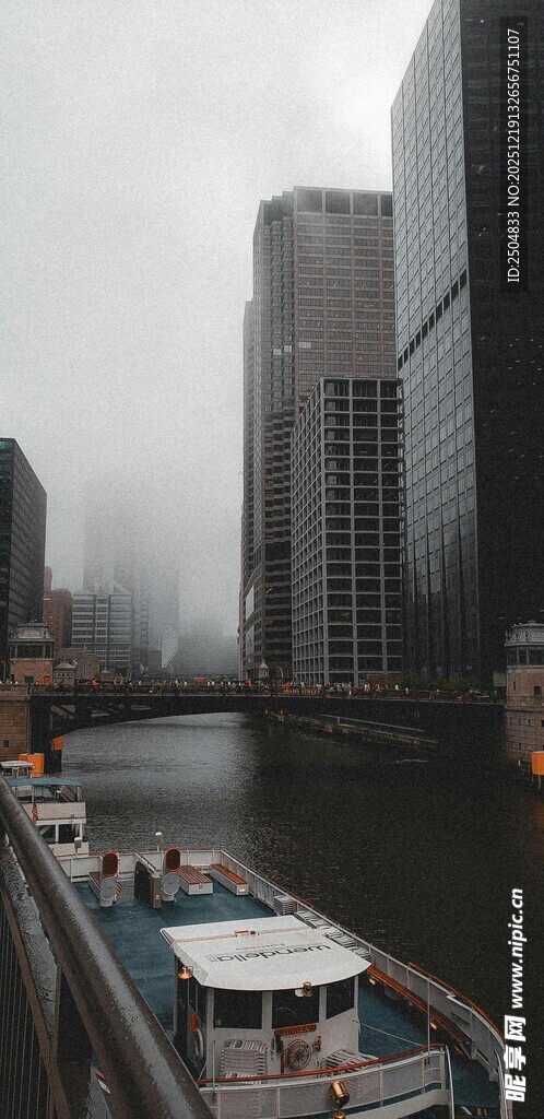 雾中河畔城市景观