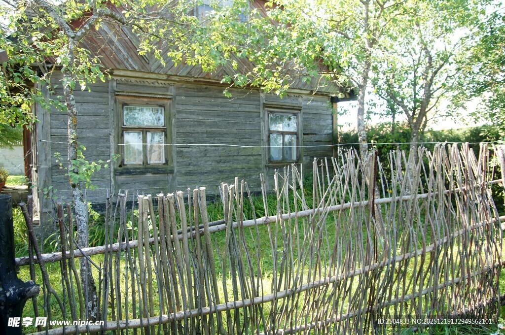 乡村木屋旁的简易竹篱笆