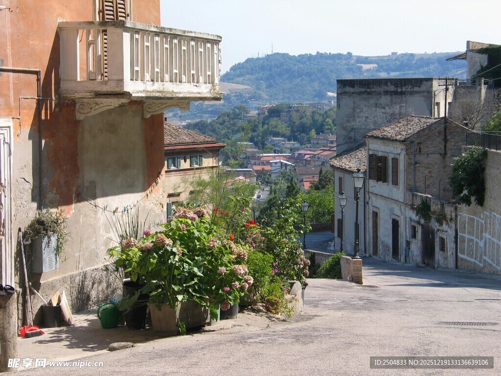 古朴小巷中的欧式建筑景观