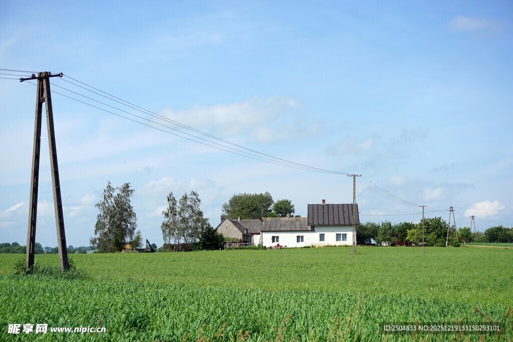 田园风光中的乡村小屋