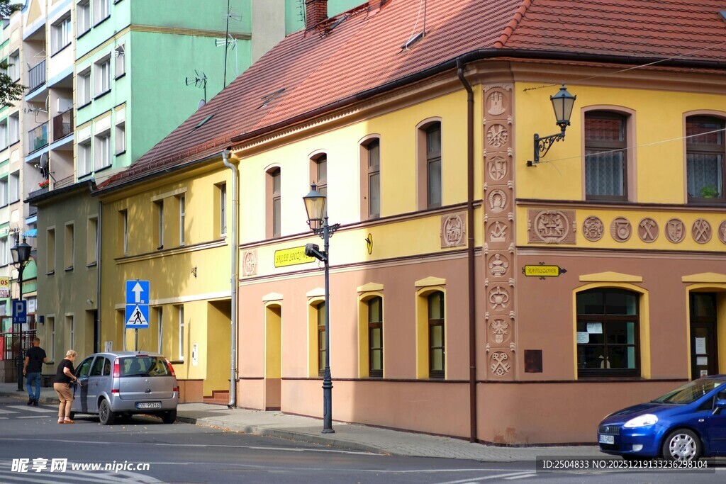 街边色彩鲜艳的欧式建筑