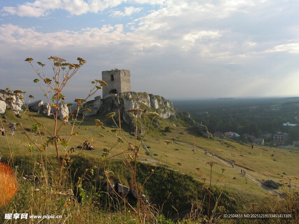 古老城堡屹立于旷野之上