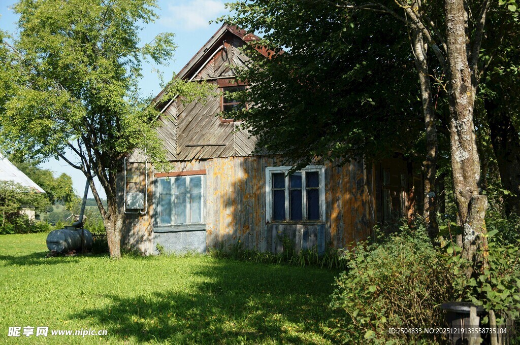 乡村小屋 绿荫环绕的宁静处