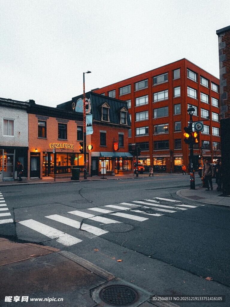 城市街角的多彩建筑景观
