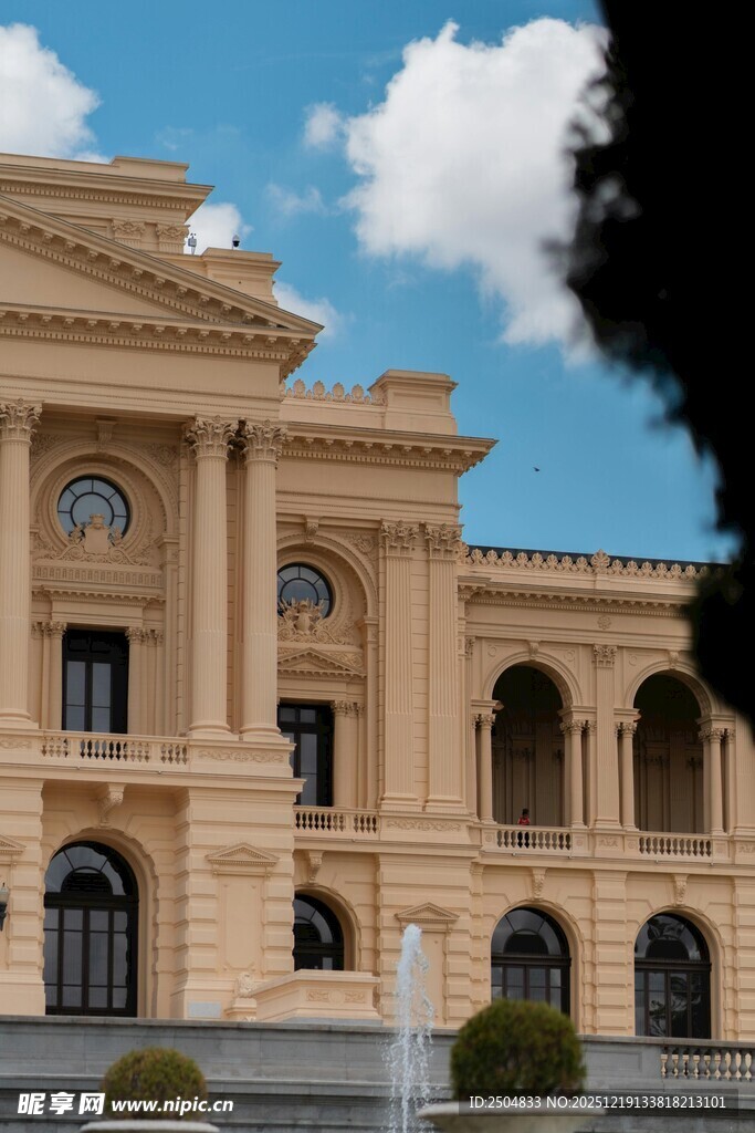 古典风格宏伟建筑外观