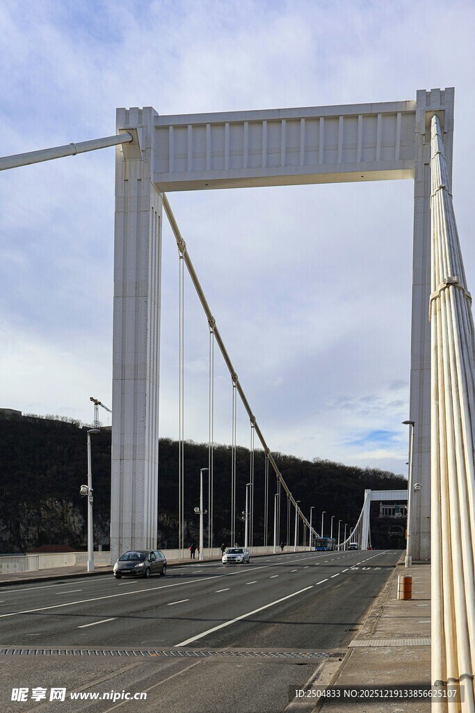 宏伟悬索桥横跨天际