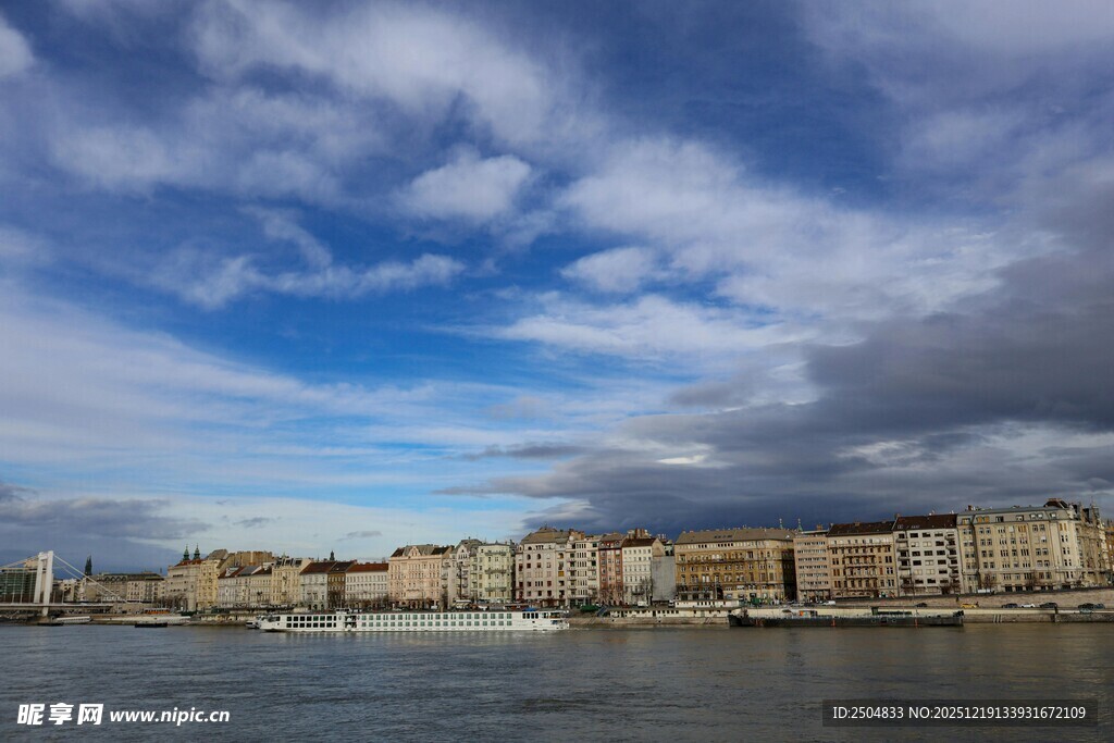 河畔城市风光 蓝天白云相伴