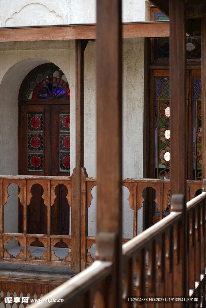 木质阳台与彩色门窗景观