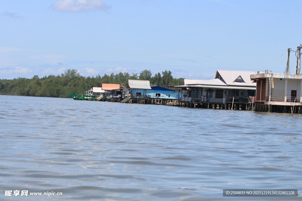 河畔临水 居风景