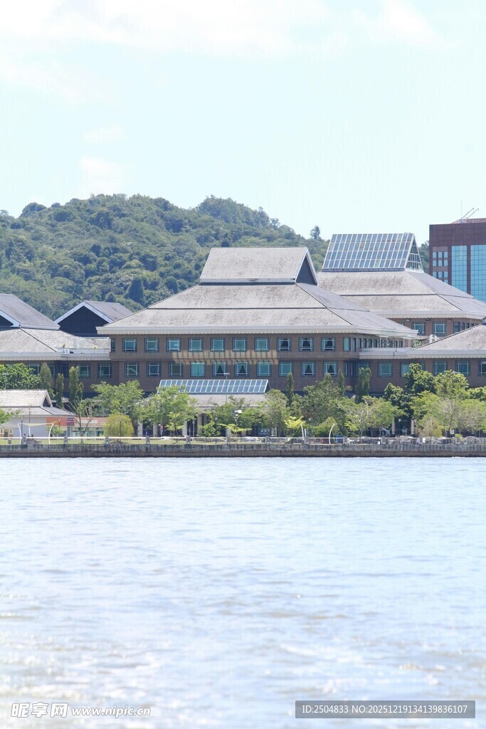 湖畔古建筑群风景秀丽