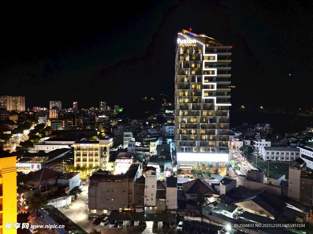 城市璀璨夜景高楼灯火