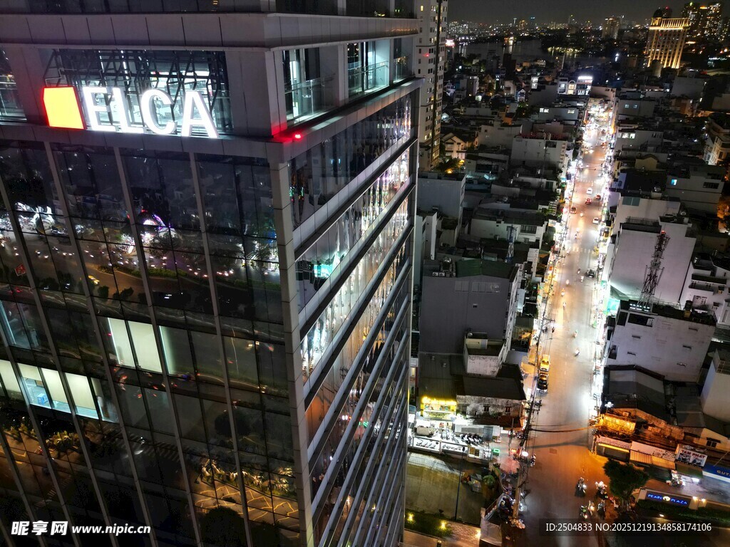 城市夜景中的璀璨高楼