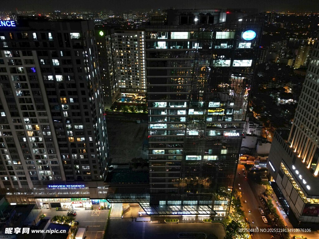 城市璀璨夜景俯瞰图