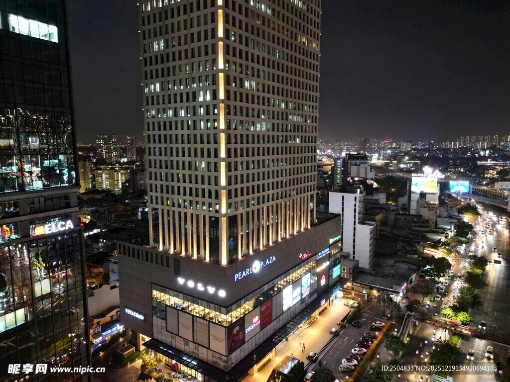 城市璀璨夜景高楼俯瞰