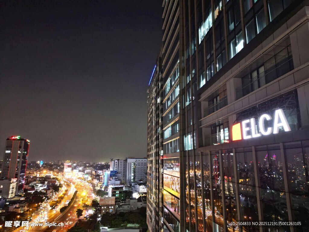 城市夜景中的高楼与车流