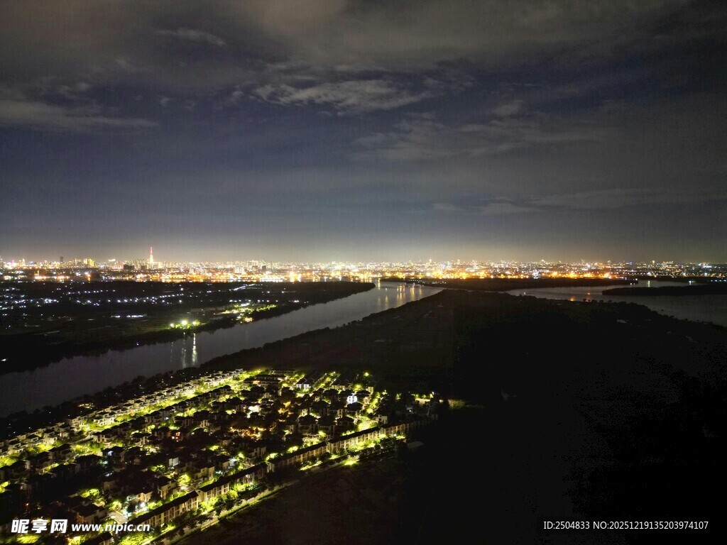 城市夜景俯瞰图