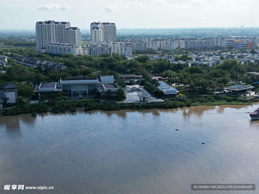 湖畔城市景观俯瞰