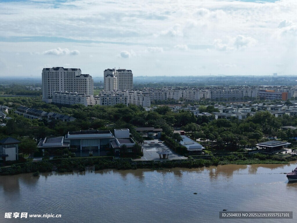 河畔城市景观俯瞰