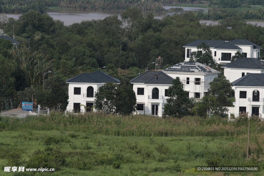 乡村白墙建筑群风景