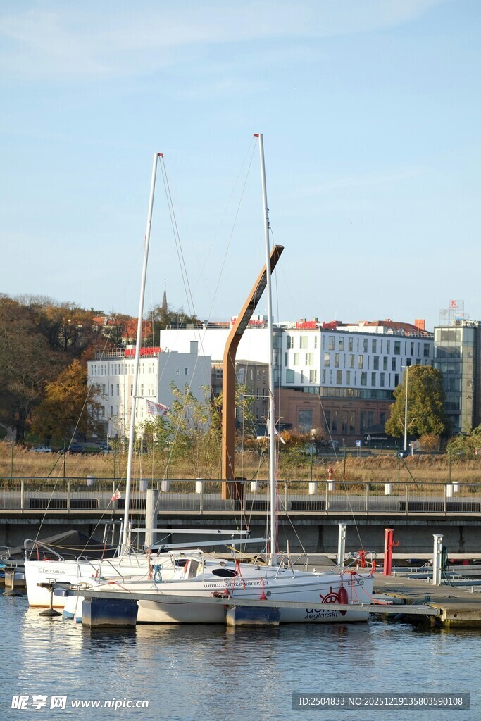 宁静港湾中的停泊船只