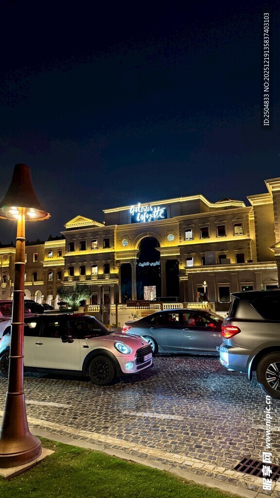 夜晚繁华商业街停车场景