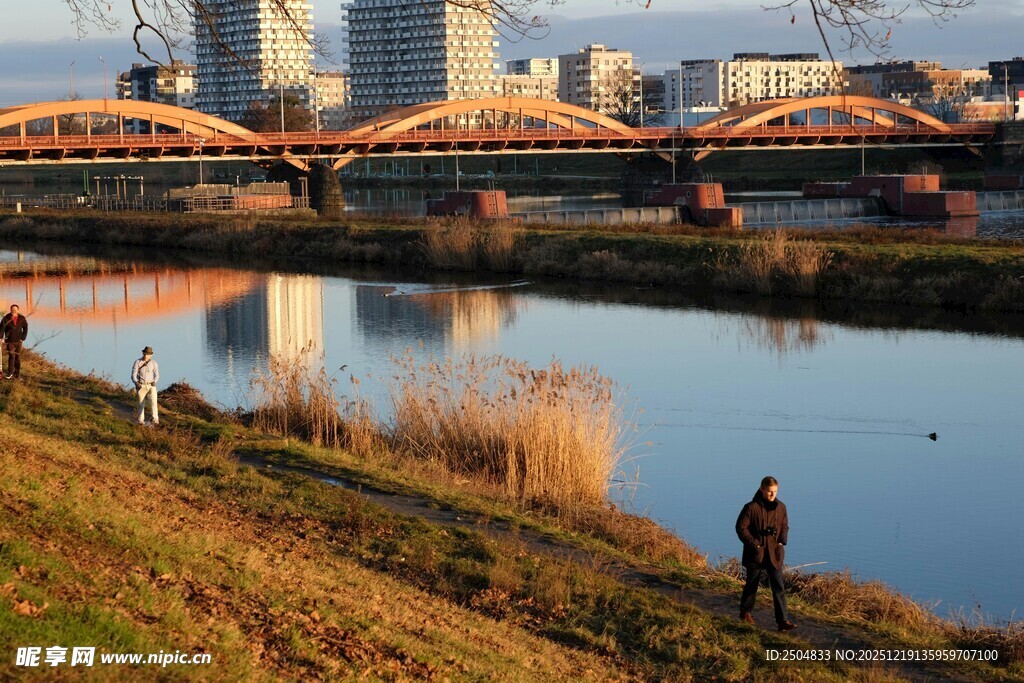 河畔垂钓者与城市桥梁景观