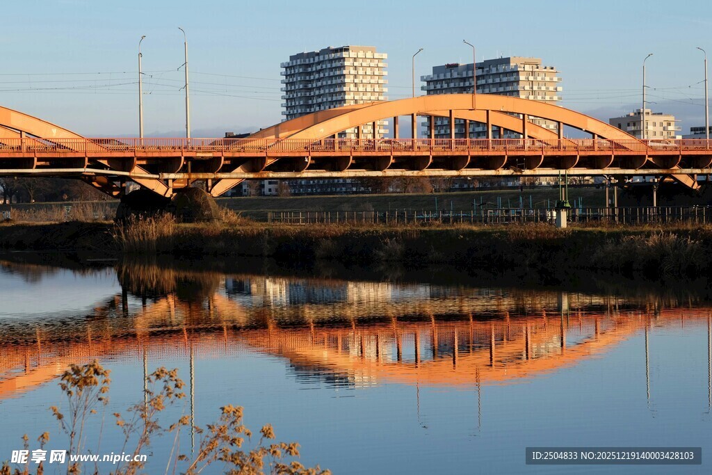 夕阳下的城市桥梁美景