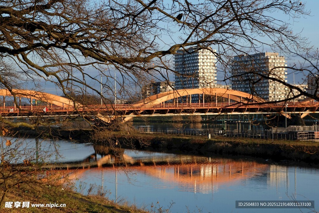 河畔桥梁与城市建筑倒影