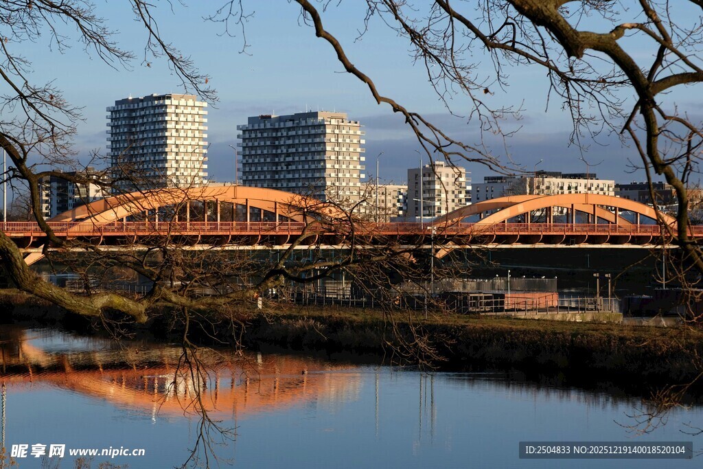 河畔桥梁与城市建筑景观