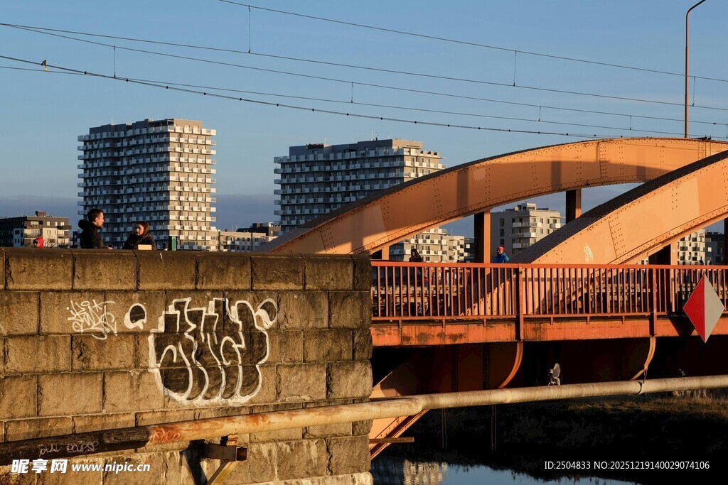城市桥梁与河畔建筑景观