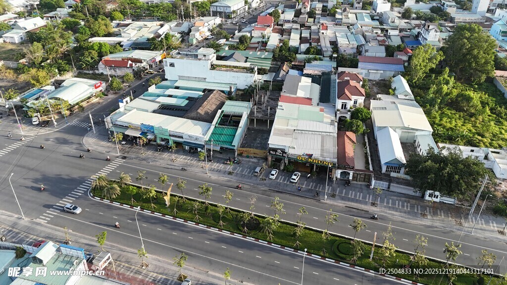 俯瞰城市街边低矮建筑群