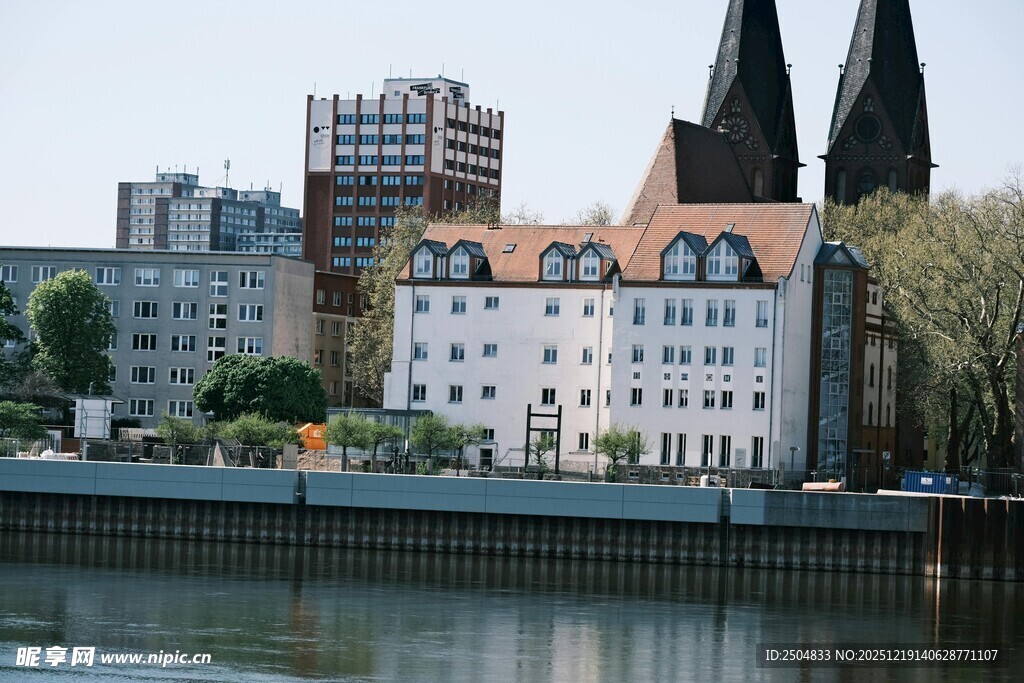 河畔欧式建筑景观