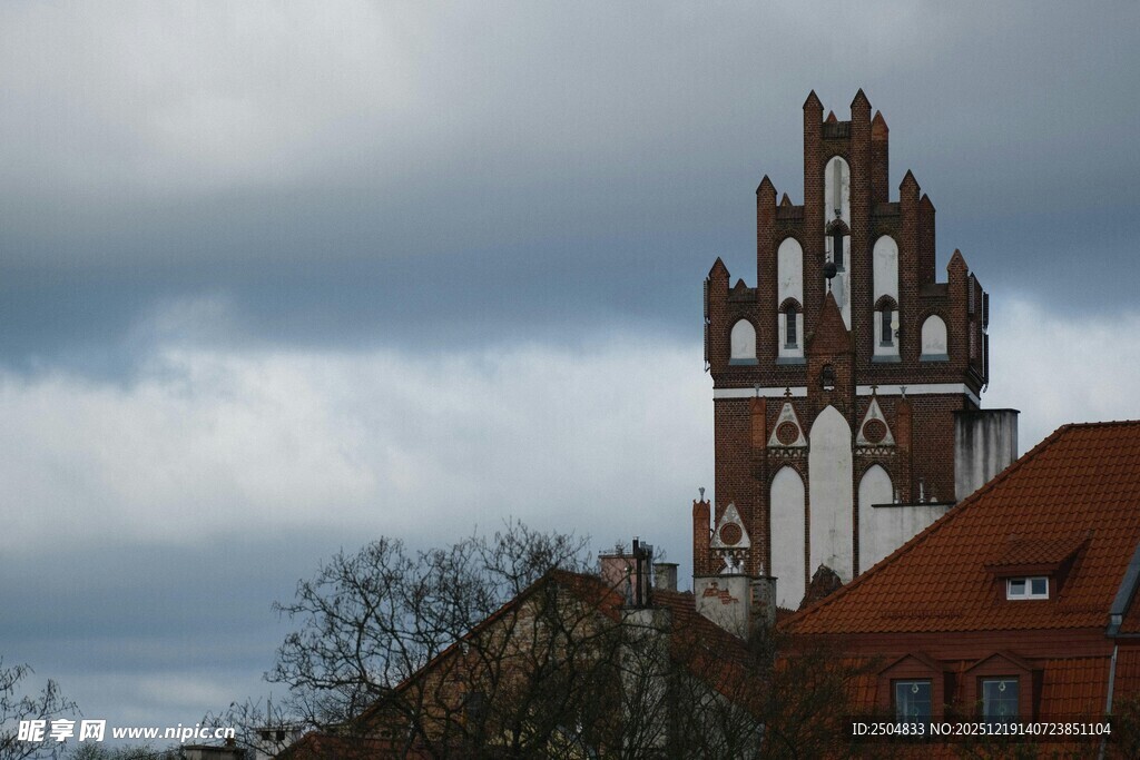 古老塔楼与红顶建筑景观
