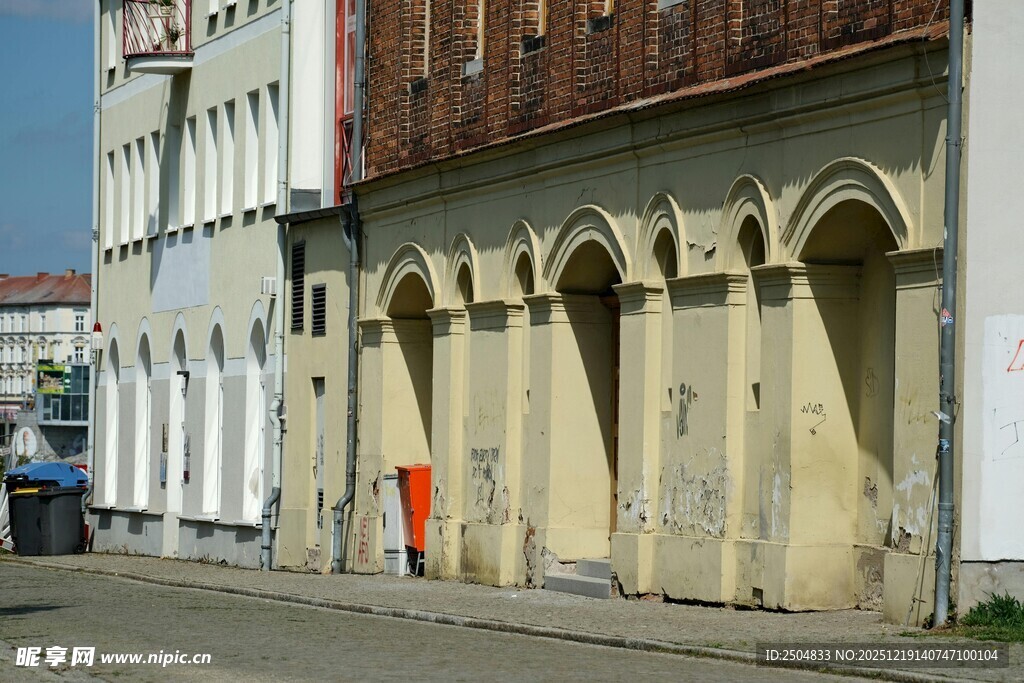 古老街道上的欧式建筑