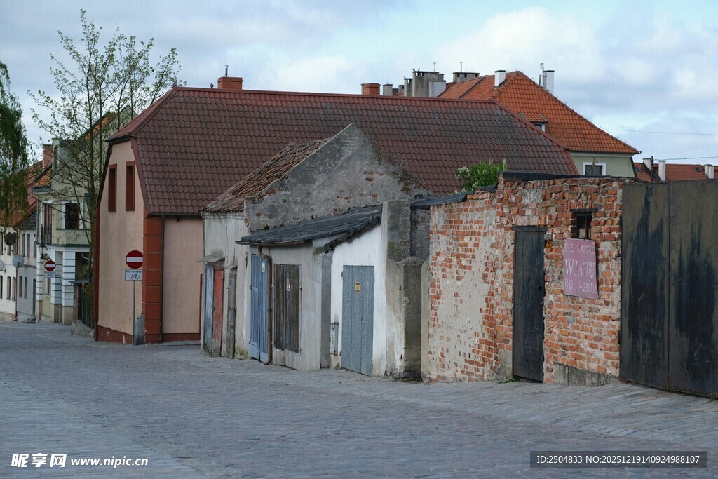 老旧街道旁的破旧房屋