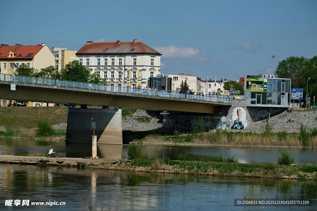 河畔桥梁与城市建筑景观