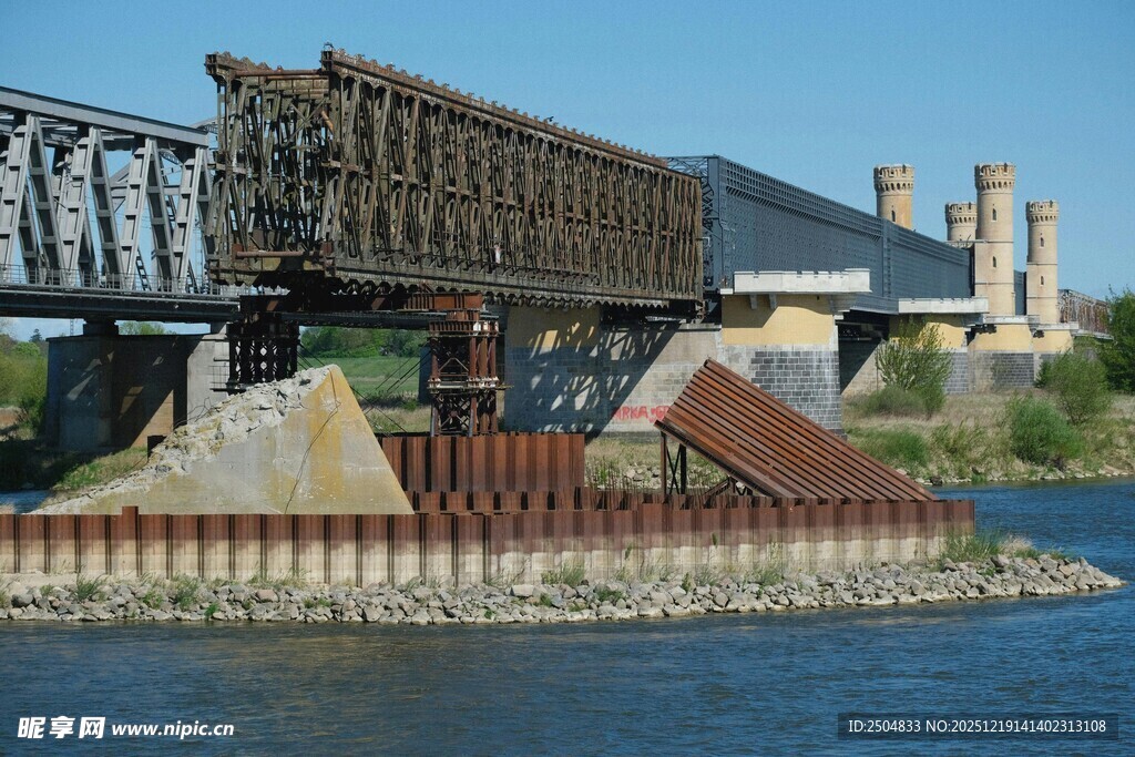 河畔钢梁桥景观