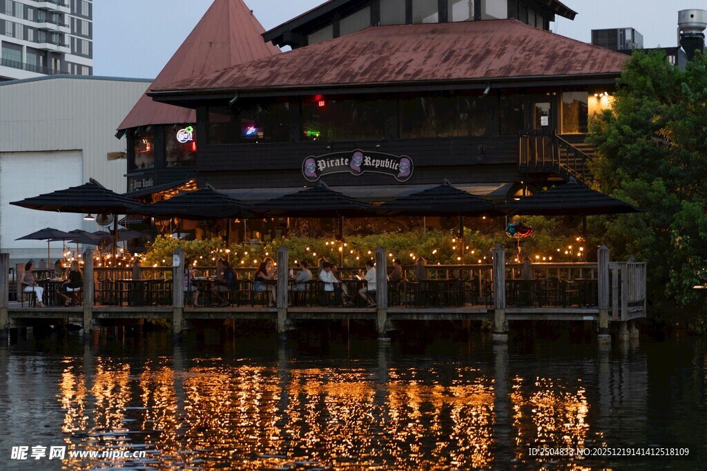 湖畔灯火璀璨的特色建筑