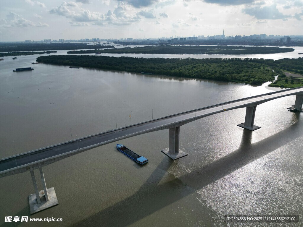 航拍跨江大桥壮丽景象