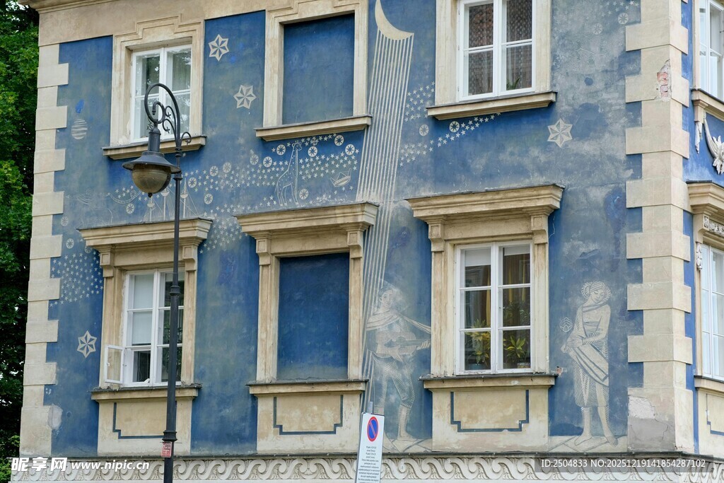 蓝白相间的欧式建筑外观