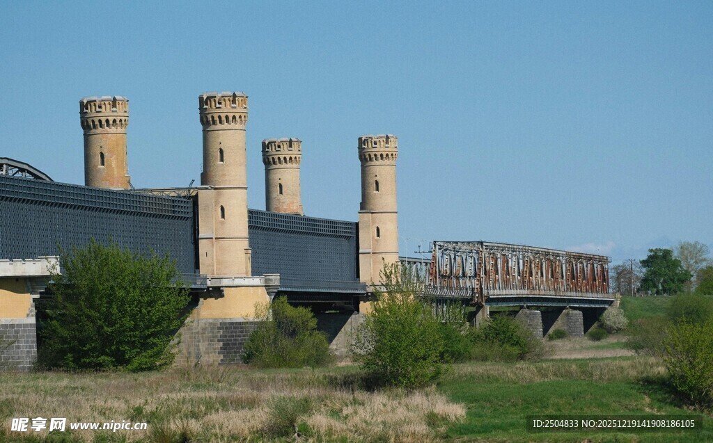 火车驶过带烟囱的建筑