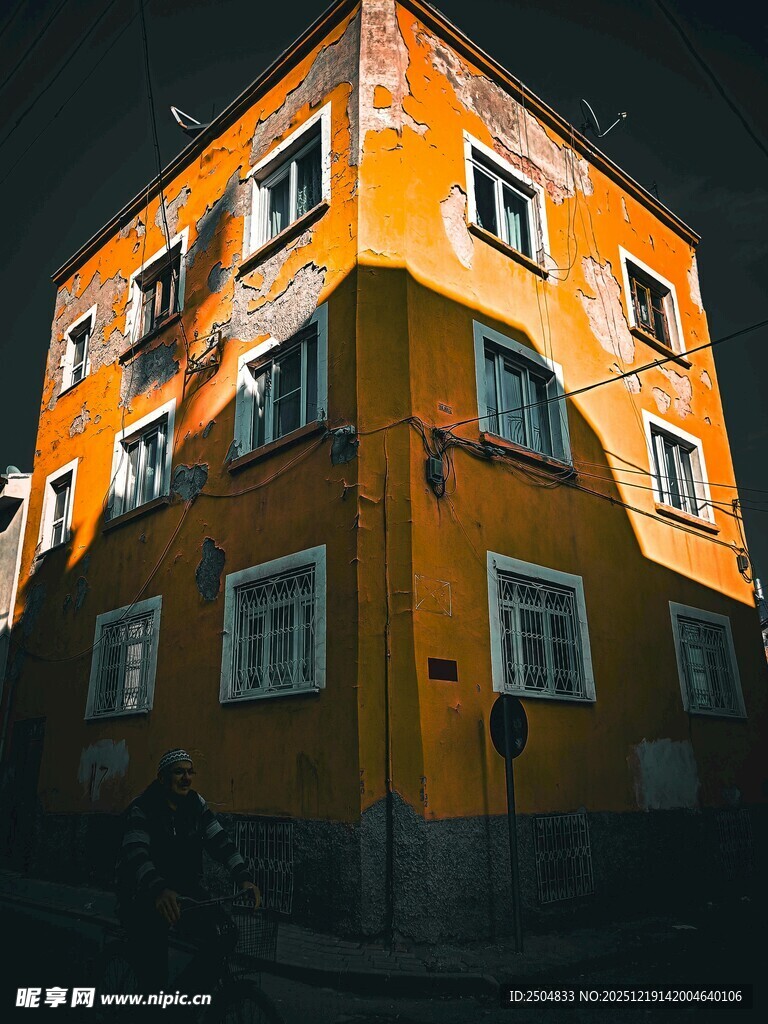 夜晚中的橙黄色多层建筑