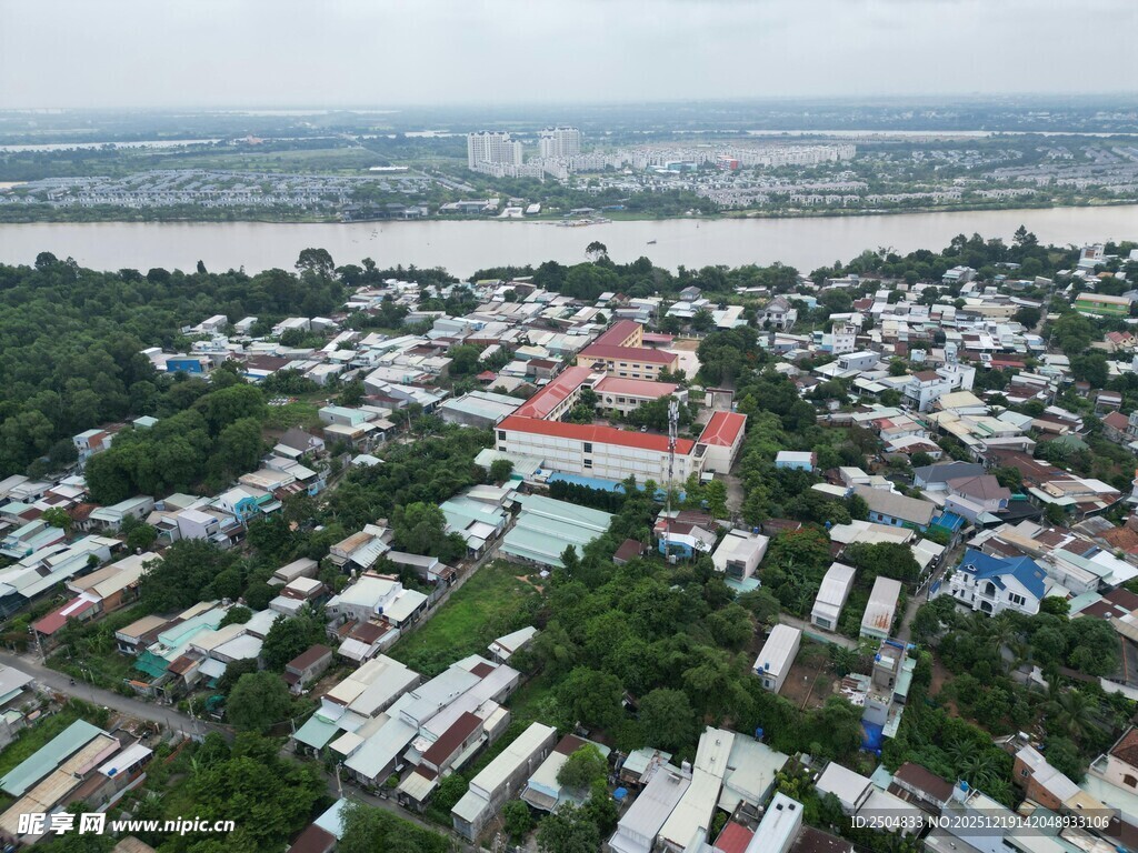 俯瞰多彩城镇与河流景观