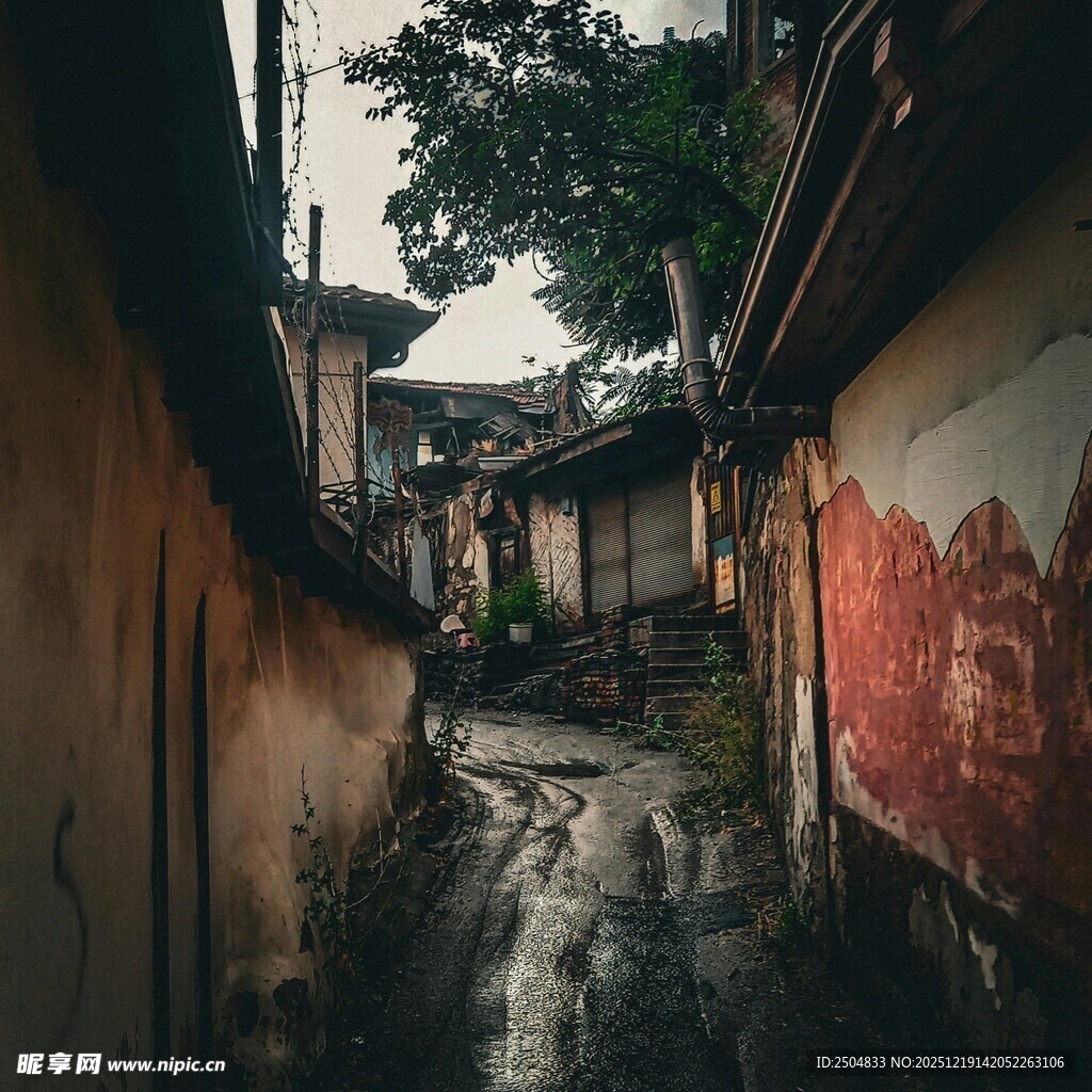 老旧小巷的静谧时光