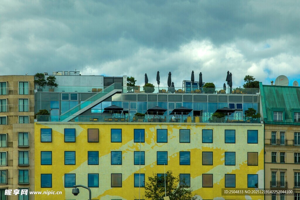 多彩外墙的城市建筑景观