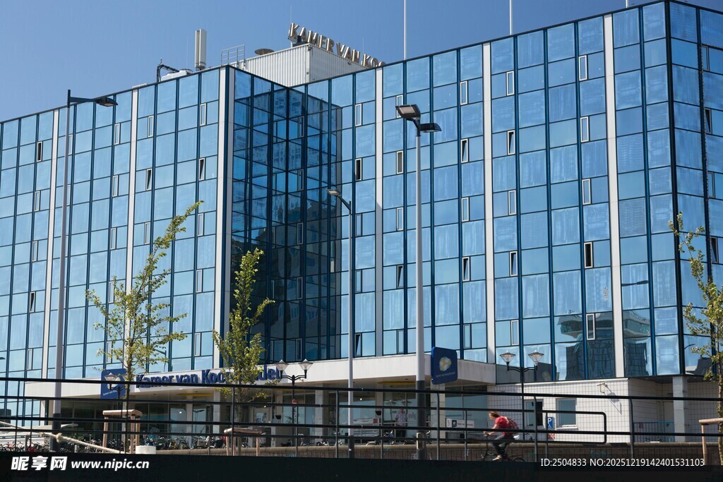现代玻璃幕墙商务大楼